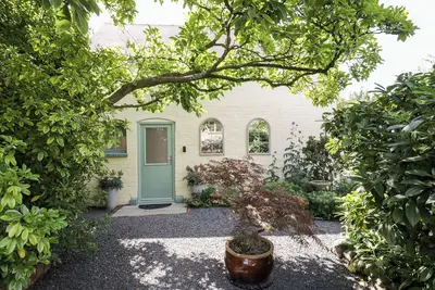 Image de The Old Post Office Barn, romantic, with a garden in Welland