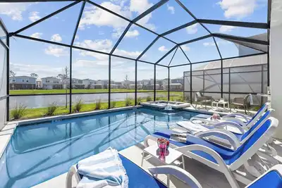 Image de The Majestic | Fab villa next to Universal w castle theme Br, arcade, pool, more