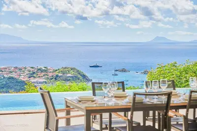 Cactus- Splendid hillside harbor & island views, short walk from a bakery