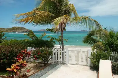 Image de Sandra Jessica- Modern beachfront bungalow w\/ plenty of privacy, steps to beach