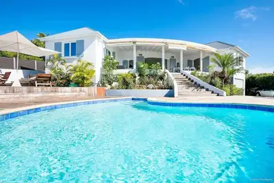 Image de Taniko- Bright & spacious with ocean views, a short drive from the beach & shops
