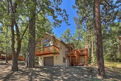 Image de Multi-unit getaway close to Bear Mountain Ski Resort with large deck, Bbq + more