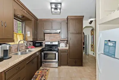Image de Pet-friendly home close to everything with fire pit, swing, games, and more!
