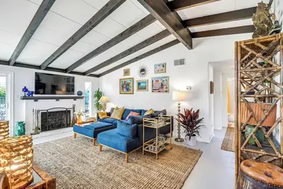 Image de Mid-Century Modern Bungalow *30+ Day Rental*