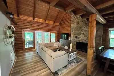 Image de Beautiful log cabin with awesome game room\n