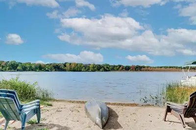 Image de Lakefront Orion Twp. Home w\/ Fire Pit & Kayak!