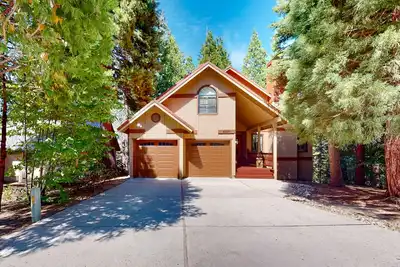 Image de Windwood Inn | Spacious cabin in Shaver Lake with mtn views and large deck