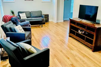 Image de Maplewood Spacious Home Fire Pit Mod Location