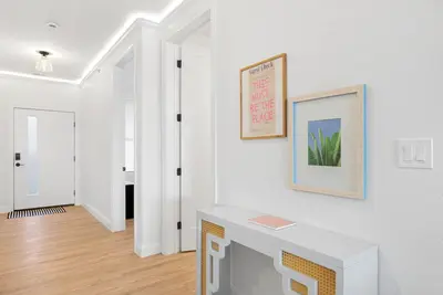 Image de Best Location On The Lake! Brand new condo with wonderful pool.