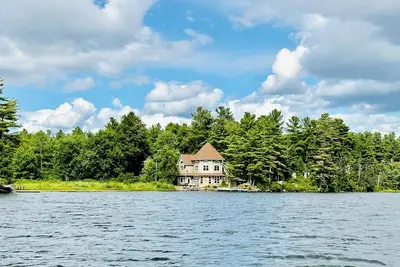Image de Luxury Waterfront Lake Home in the Thousand Islands Area
