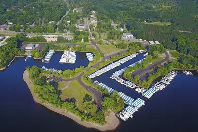 Image de Modern Suite in Downtown Afton, 5min to skiing, hiking, riverboating & more!