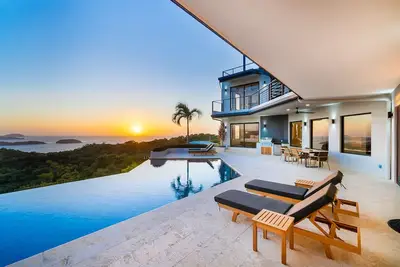 Image de Serene Villa: Ocean View Pool, Rooftop Deck, 5 Br - Villa Vista Pacifico