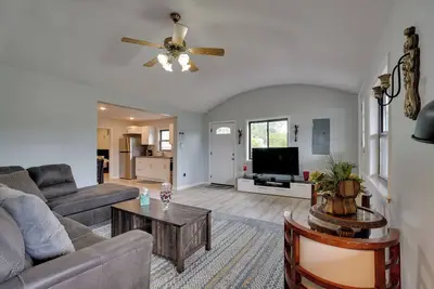Image de Second-Floor Harveys Lake Apartment with Deck!