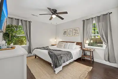 Image de Pet friendly Home in Charleston, beautiful intentional decor, Close to All