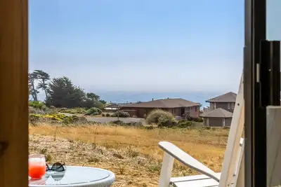 Image de Stunning ocean view home with private hot tub - walk to Portuguese Beach