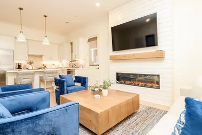 Image de Casa Blanca - less than 1 mile to the square! Screened porch