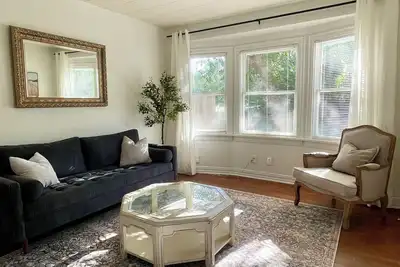 Image de Charming 2 Bedroom Home - 5 min from Downtown with Spacious Backyard!