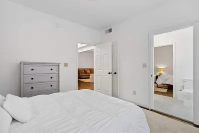 Image de 2 Bed Apt in Beautiful Highland Park! \n