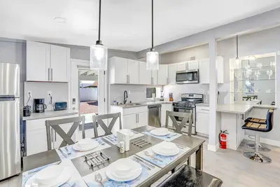 Image de Remodeled Home with Lush Landscapes, King Beds, Bbq, Games, Workspace and More!