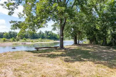Image de Riverfront Property On 5 Acres