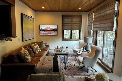 Image de New Listing  Newly renovated townhome with heated patio1 mile from Vail Village