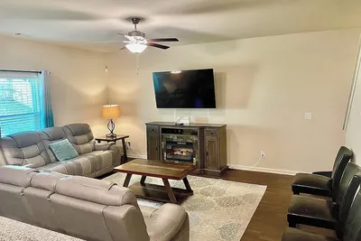 Image de Peaceful home in Douglasville, 25 minutes from Atl. New Home, Fenced-in Backyard