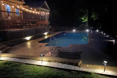 Image de Luxurious 5 bedroom serenity home, pool, game room, close to everything!