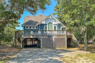 Image de Relax on a quiet street in this three bedroom Oceanside Outer Banks rental!