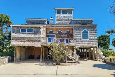 Image de Take in the Obx from the panoramic views offered by this 4 Br oceanside home!