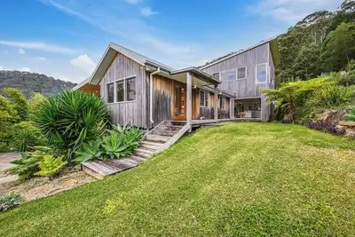 Image de Tranquil Treetop Haven: 3 Bedroom Home with Stunning Views