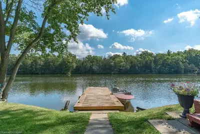 Image de Waterfront home in Quinte West