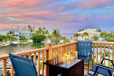 Image de Heated pool & spa, Bay views from 3 stories, 5-min walk to beach, Elevator