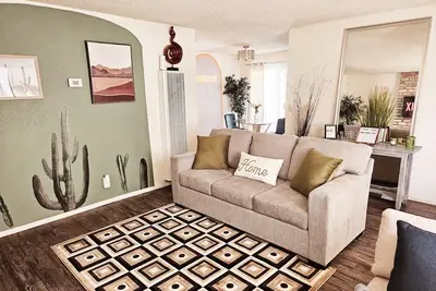 Image de Cozy Home retreat Near Joshua Tree! Outdoor Movie Fun, Hot Tub, Wifi, A/C
