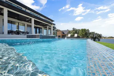 Image de Lakefront Estate with heated spa/pool +chef avail - events w/approval