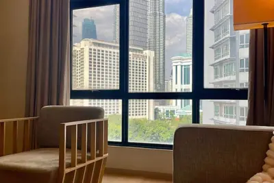 Image de 1br Suite Klcc View w/ Btub, Nflx & Wtr Dispenser