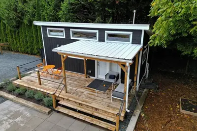 Image de Icelandic Inspired Tiny Home Nestled in Green Space.