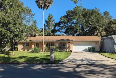 Image de Artist's Beach Retreat under the Oaks with Hot Tub near Mayo