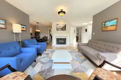 Image de Across street from Lake w/ Large Deck and Beautiful Yard