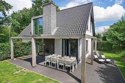 Image de Enjoy and relax in this luxury vacation home in Ouddorp near the beach and dunes (8 persons).