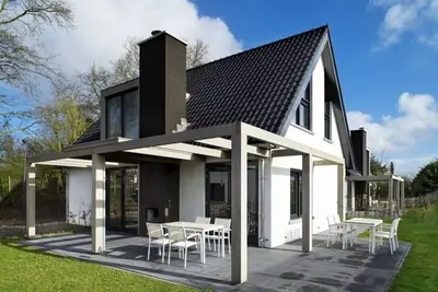 Image de Enjoy and relax in this luxury vacation home in Ouddorp near the beach and dunes (8 persons).