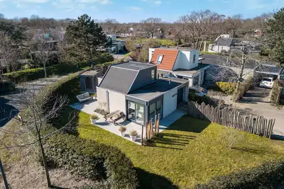 Image de Discover the surroundings from our stylish holiday home on \"De Klepperstee\" holiday park in Ouddorp. Just 1. 5 km from the beaches, this modern and spacious house accommodates up to six people.