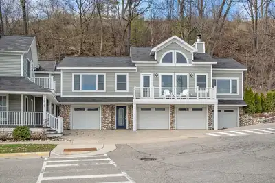 Image de This condominium is a 2 bedroom(s), 2 bathrooms, located in Harbor Springs, Mi.