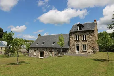 Image de Maison spacieuse avec jardin, cheminée, jeux pour enfants et proche des cascades et lacs