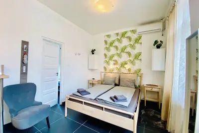 Image de Modern studio with city skyline view and A/C - Green Skyline Room