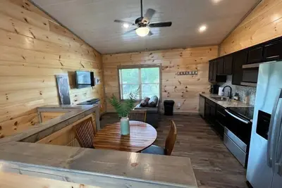 Image de Cozy 2br Cabin Near Dollywood | Perfect Mountain Getaway!