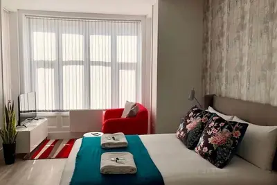 Image de Large Studio Apt, Close to Beach w/ Free Parking!
