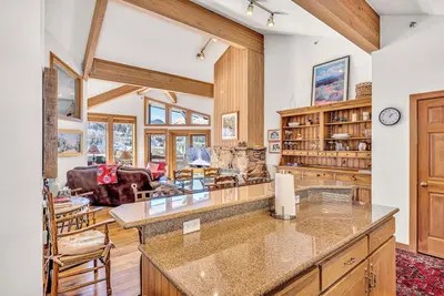 Image de Easy Walk to the lifts frm this 3 bedroom condo! Stunning views, nicely updated!