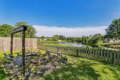 Image de 15 mins from Perdido beach, Lakefront with Firepit, near Nas/Blue Angels