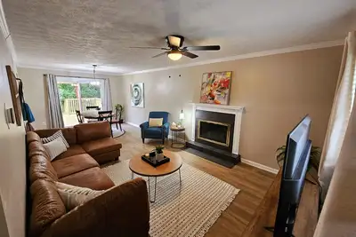 Image de Miller Brite 3 bed/1. 5 bath with all new deck!