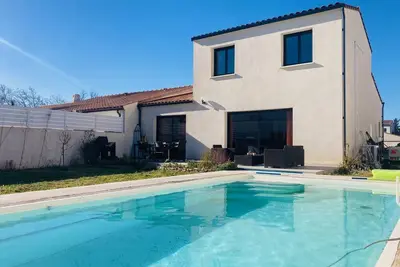 Image de Maison chaleureuse avec piscine